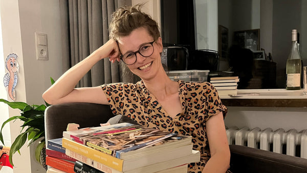 Foto von Rike Gloy-Brüchmann in ihrer Bibliothek
